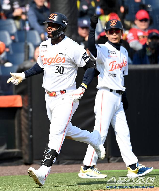 한화 타선 진짜 무섭다…'장단 18안타 폭발' KIA와 화력전 연이틀 승리 [대전 리뷰]