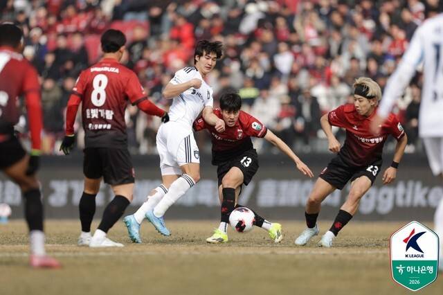 이물질 투척하고, 심판에게 욕설하고… 시즌 첫 K리그 상벌위의 철퇴, 부천 300만·김해 1,000만 원 벌금