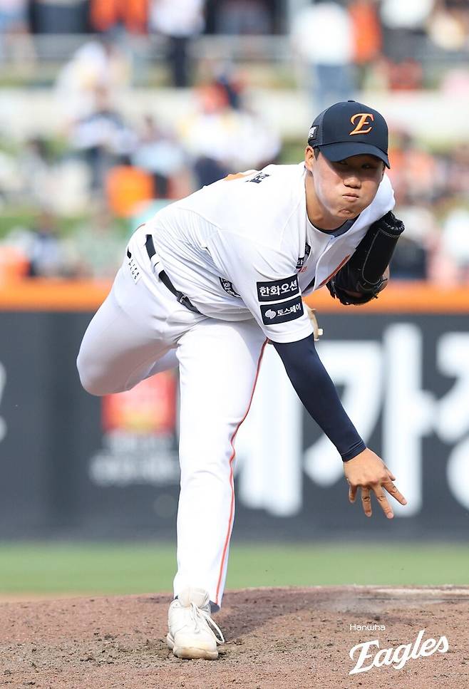 이래서 한화 걱정은 사치인가…155km 강속구로 1이닝 삭제, 100억 거포 보상선수 출혈에도 웃는다