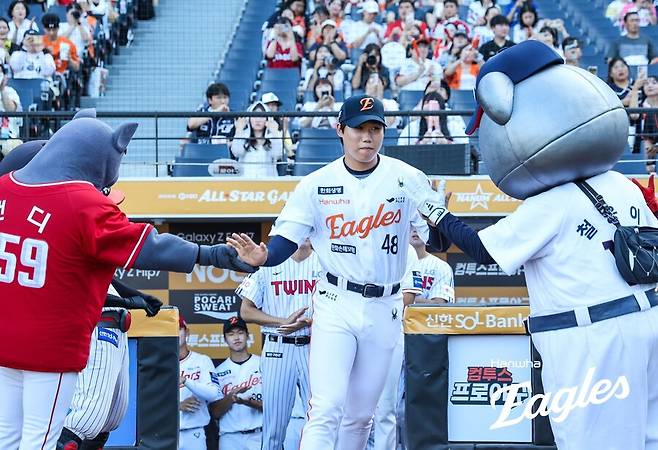 이래서 한화 걱정은 사치인가…155km 강속구로 1이닝 삭제, 100억 거포 보상선수 출혈에도 웃는다