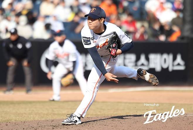 이래서 한화 걱정은 사치인가…155km 강속구로 1이닝 삭제, 100억 거포 보상선수 출혈에도 웃는다