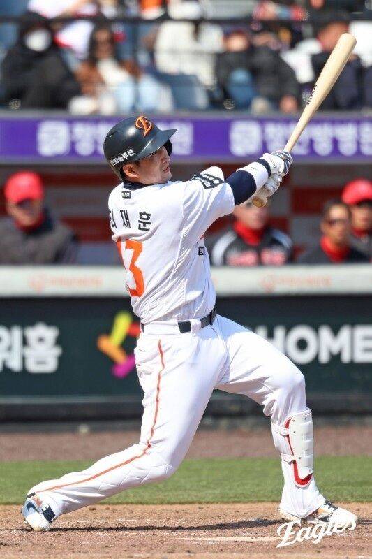 “너무 창피해서 ‘아, 이거 못 일어나겠는데’…벤치에서 다 웃고 있더라” 돌아온 한화 안방마님의 몸개그? 안 아프면 OK[MD대전]