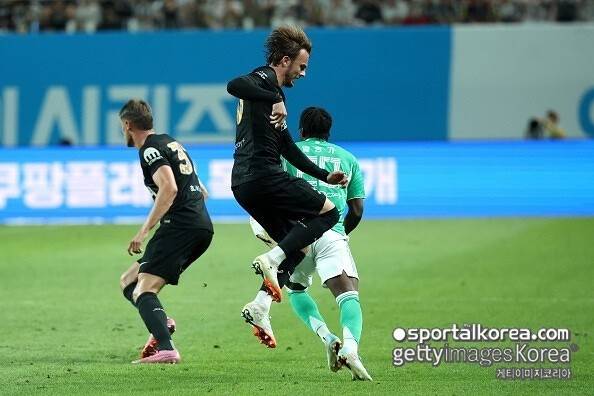 손흥민 고별전서 십자인대 파열→목발 짚고 한국 떠났는데...'시즌 아웃' 쏘니 절친, 매디슨