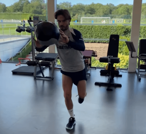 손흥민 고별전서 십자인대 파열→목발 짚고 한국 떠났는데...'시즌 아웃' 쏘니 절친, 매디슨