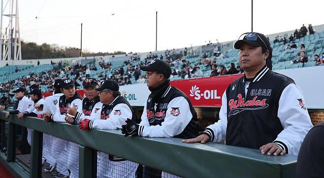 '韓 야구 새 역사' 울산웨일즈 마침내 본격 출발! '영남 라이벌' 롯데와 개막전 1-3 패배...8회 1사 만루 득점→영패 면했다 [울산:스코어]