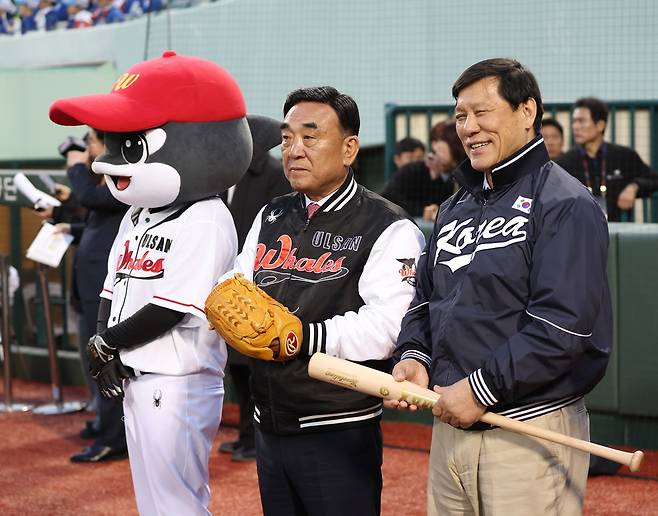 '韓 야구 새 역사' 울산웨일즈 마침내 본격 출발! '영남 라이벌' 롯데와 개막전 1-3 패배...8회 1사 만루 득점→영패 면했다 [울산:스코어]