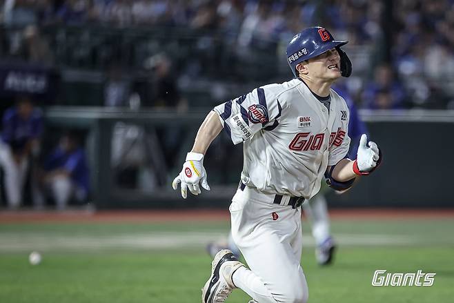 '韓 야구 새 역사' 울산웨일즈 마침내 본격 출발! '영남 라이벌' 롯데와 개막전 1-3 패배...8회 1사 만루 득점→영패 면했다 [울산:스코어]