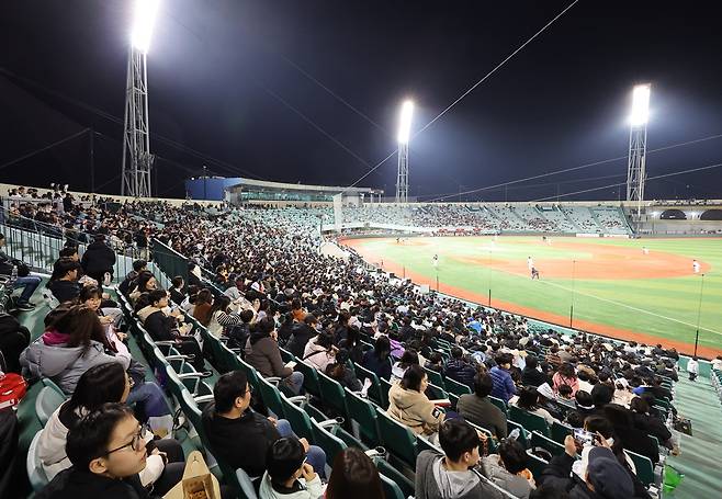 '韓 야구 새 역사' 울산웨일즈 마침내 본격 출발! '영남 라이벌' 롯데와 개막전 1-3 패배...8회 1사 만루 득점→영패 면했다 [울산:스코어]