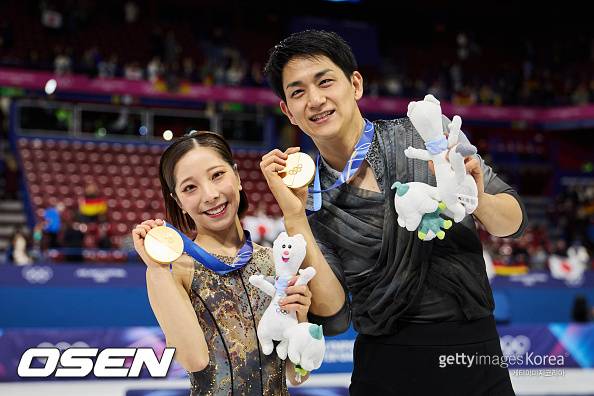 ‘진짜로 사귀는 줄?’ 일본 국민들이 가장 사랑하는 금메달 피겨 커플, 두 사람의 끈끈한 호흡