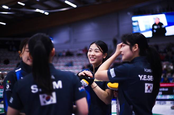 일본에 무너진 韓 여자컬링 '팀 5G', 중국은 꼭 이긴다→세계선수권 토너먼트 진출 가시권…