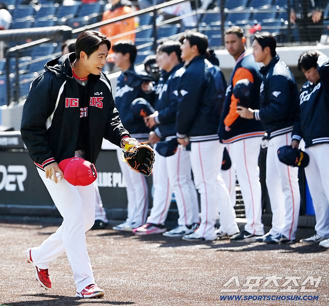 '뭉클하네' KIA 이태양, 친정 한화와 재회…김경문 감독 등 두드리며 '잘 해봐'[대전 현장]