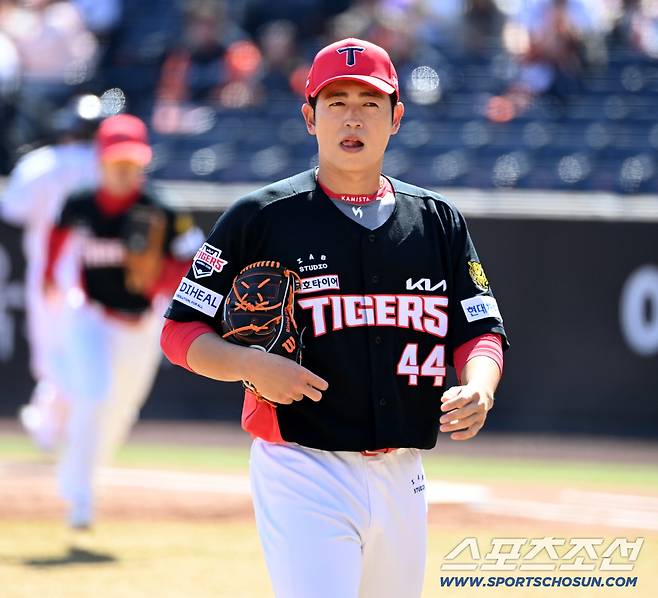 '뭉클하네' KIA 이태양, 친정 한화와 재회…김경문 감독 등 두드리며 '잘 해봐'[대전 현장]