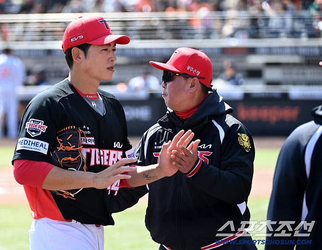 '뭉클하네' KIA 이태양, 친정 한화와 재회…김경문 감독 등 두드리며 '잘 해봐'[대전 현장]