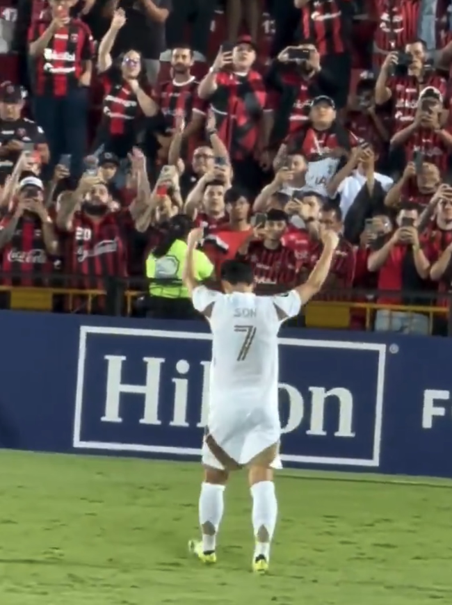 ‘손흥민과 요리스는 역시 달랐다’ 코스타리카 또 감동 물결…“태극기와 토트넘 유니폼이 증명”