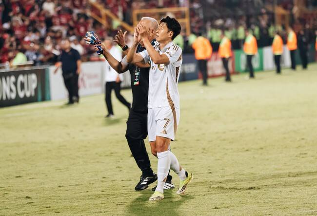 손흥민 어디까지 착할 건가…‘시즌 OUT+월드컵 낙마’ 아찔 부상 면했는데도 '살인 태클' 상대 용서