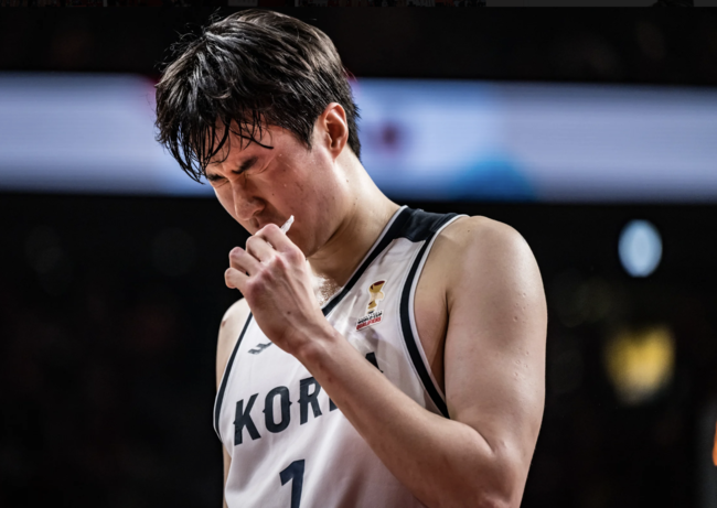 202cm 이현중은 왜 국가대표 소집에서 이코노미 좌석에 몸을 구겨 넣었을까? [서정환의 사자후]