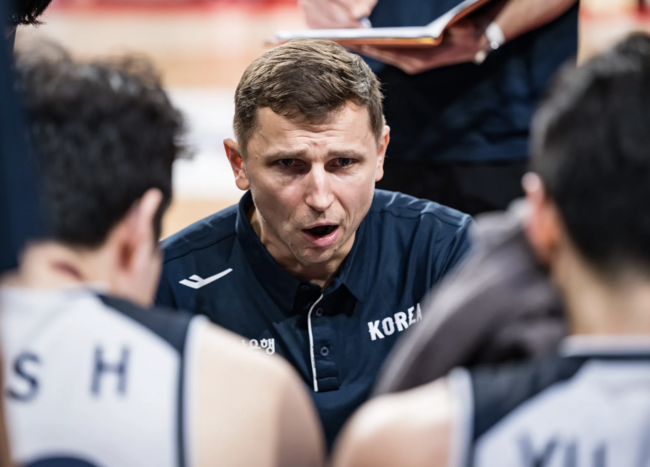 202cm 이현중은 왜 국가대표 소집에서 이코노미 좌석에 몸을 구겨 넣었을까? [서정환의 사자후]