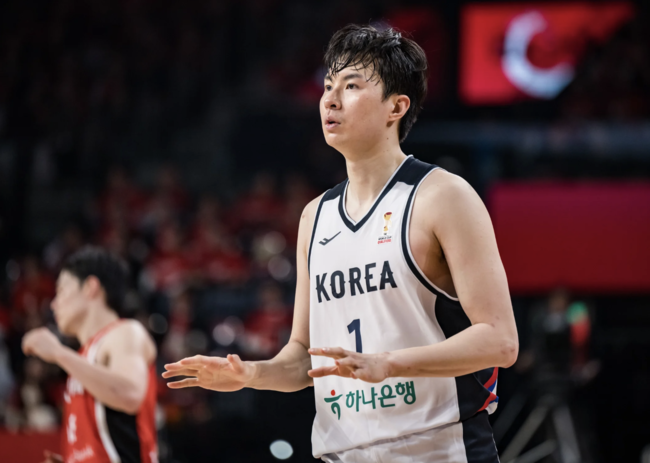 202cm 이현중은 왜 국가대표 소집에서 이코노미 좌석에 몸을 구겨 넣었을까? [서정환의 사자후]