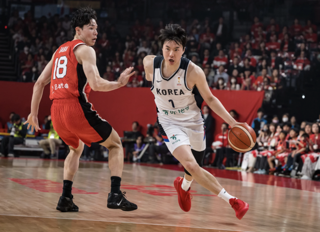 202cm 이현중은 왜 국가대표 소집에서 이코노미 좌석에 몸을 구겨 넣었을까? [서정환의 사자후]