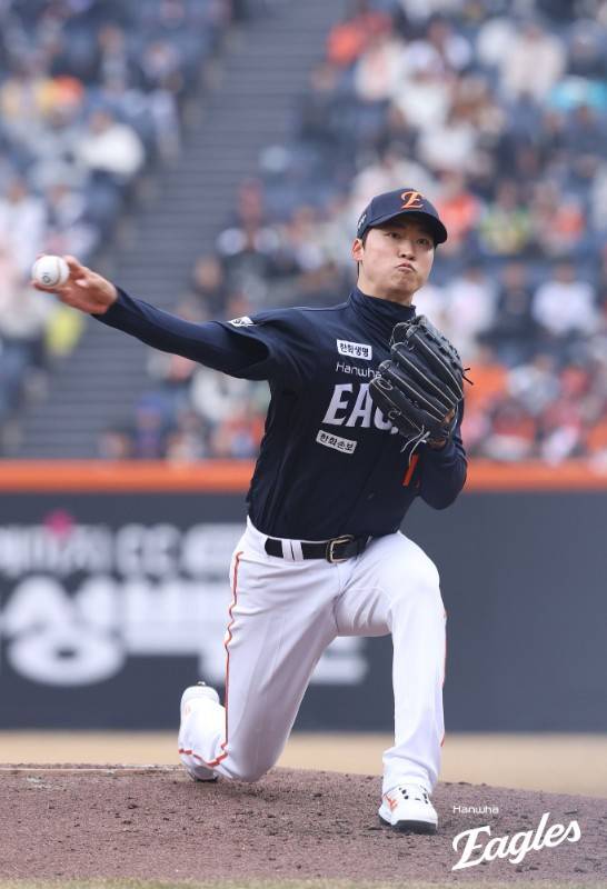 '한화 78억 사이드암' 크게 혼났다…4이닝 10피안타 7실점 와르르 [부산 라이브]