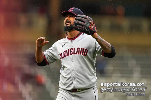 'MLB 최고 마무리→징역 65년 위기' 다저스 갈 뻔한 166km 파이어볼러, 연봉 지급 끊겼다…