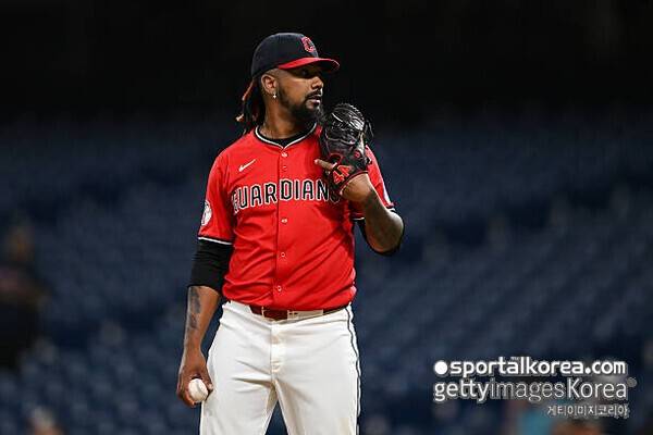 'MLB 최고 마무리→징역 65년 위기' 다저스 갈 뻔한 166km 파이어볼러, 연봉 지급 끊겼다…