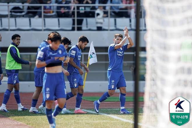 '이정효 매직' 수원 삼성, 역대급 승격 페이스 '4전 전승+8득점 1실점'... 신생팀 김해 3-0 격파