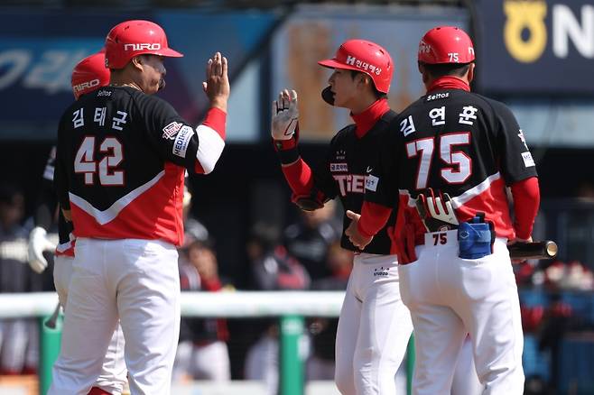 와 'KIA 이렇게도 이기는구나' 백업들 대반란! 3회 스리런포에 또 3회·5회 멀티홈런 폭발 '대단하네' 두산도 3점포+솔로포로 응수했지만... [잠실 현장리뷰]