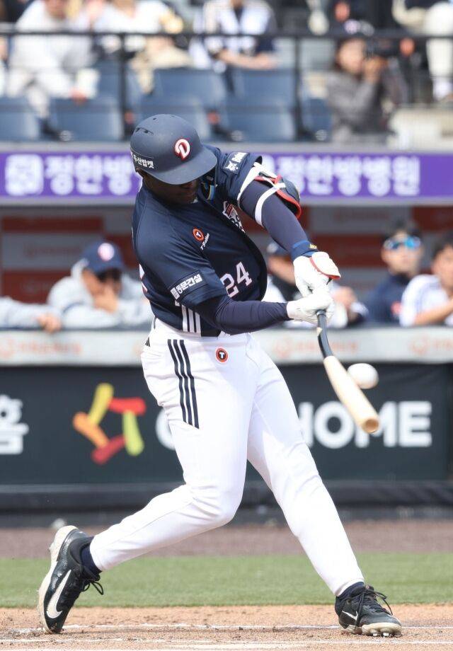 “볼을 너무 잘 본다, 괜찮네→너무 안 치는데, 공을 너무 봐” 두산 카메론은 KBO 적응 중…3구→2구→5구에 2루타 쾅[MD잠실]