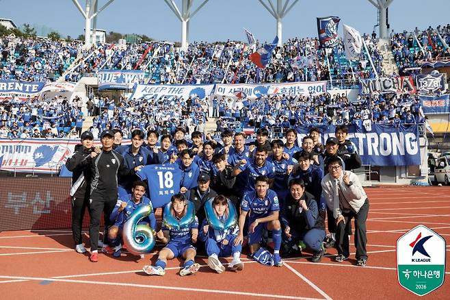 '이정효 신화' 끝 없다, 역대급 페이스로 승격 향해 질주…수원 삼성, 신생팀 김해 3-0 꺾고 사상 첫 '개막 4연승' [K리그2 리뷰]