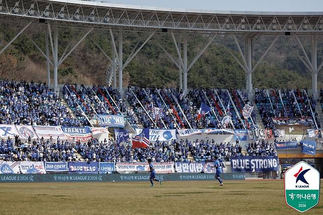 '이정효 신화' 끝 없다, 역대급 페이스로 승격 향해 질주…수원 삼성, 신생팀 김해 3-0 꺾고 사상 첫 '개막 4연승' [K리그2 리뷰]