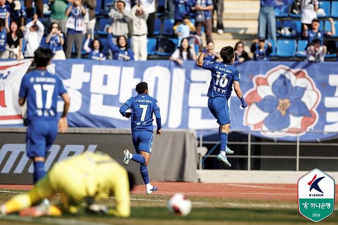 '이정효 신화' 끝 없다, 역대급 페이스로 승격 향해 질주…수원 삼성, 신생팀 김해 3-0 꺾고 사상 첫 '개막 4연승' [K리그2 리뷰]