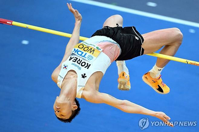 우상혁, 세계실내선수권 4회 연속 메달…2m26 넘어 공동 3위