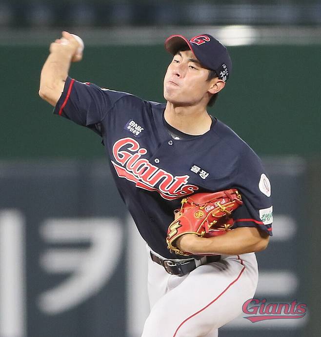 '깜짝 은퇴' 롯데에 설 자리 없었나…2군서 홈런 10방, 수비상도 받았는데 왜?