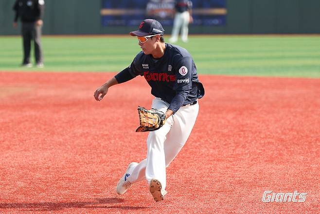'깜짝 은퇴' 롯데에 설 자리 없었나…2군서 홈런 10방, 수비상도 받았는데 왜?