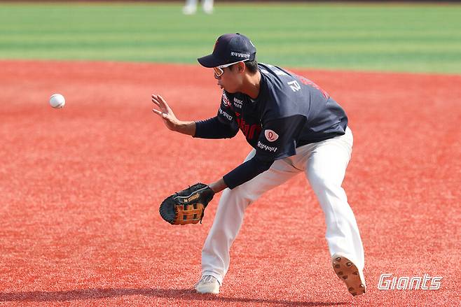 '깜짝 은퇴' 롯데에 설 자리 없었나…2군서 홈런 10방, 수비상도 받았는데 왜?