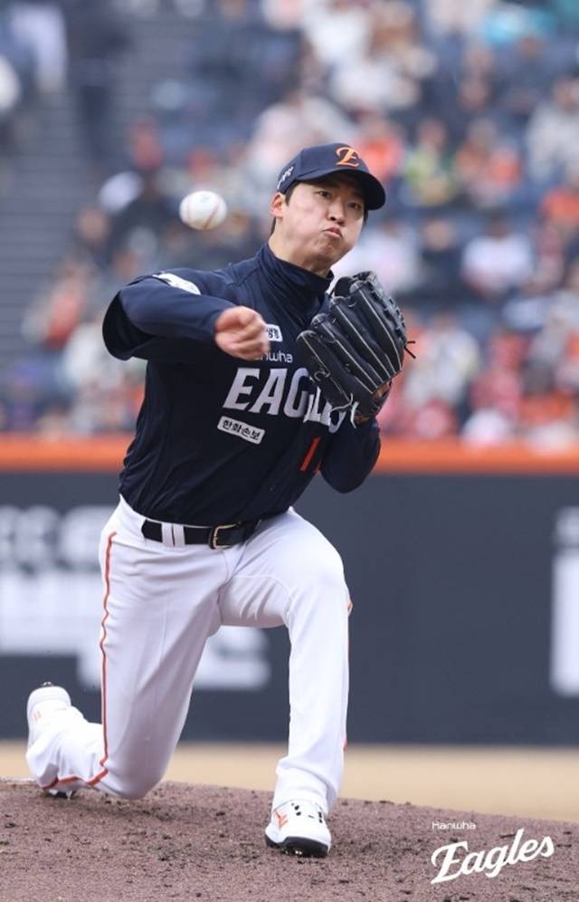 아무리 시범경기라지만…‘한화 78억 FA’ 엄상백, 롯데 상대 10피안타 7실점 와르르