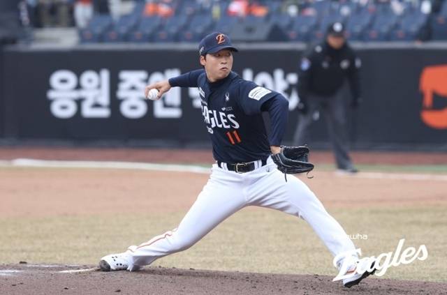 아무리 시범경기라지만…‘한화 78억 FA’ 엄상백, 롯데 상대 10피안타 7실점 와르르