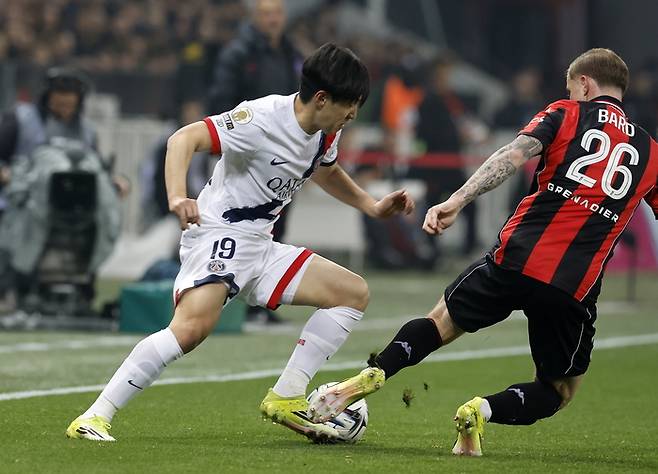 이강인 아킬레스건 노린 ‘살인 태클’→레드카드…아찔했던 순간, 다행히 걸어 나갔다