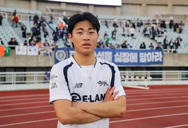 '와!' 韓 새로운 천재의 등장...뉴캐슬 직행한 선배 기록도 갈아 치워, 2009년생 안주완 16세 11개월 7일의 나이로 프로 데뷔