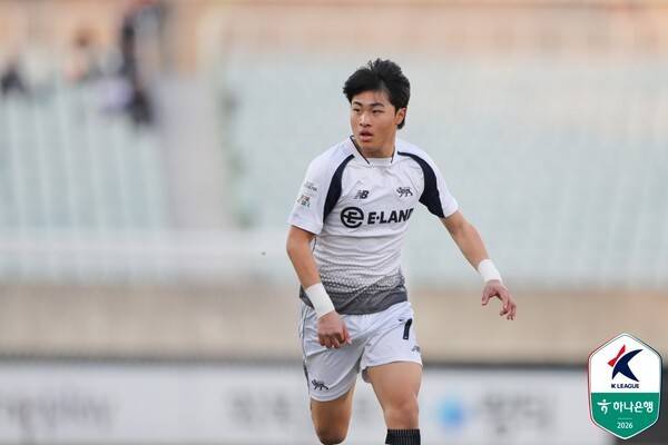 '와!' 韓 새로운 천재의 등장...뉴캐슬 직행한 선배 기록도 갈아 치워, 2009년생 안주완 16세 11개월 7일의 나이로 프로 데뷔