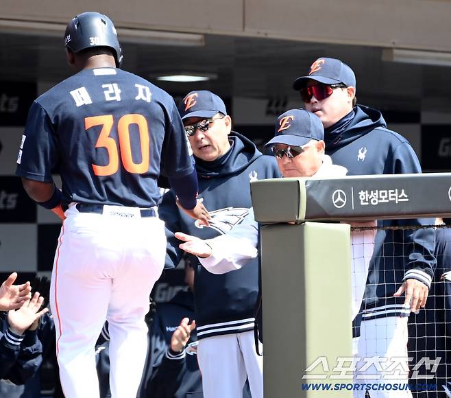 '한화 심장이 덜컹' 페라자 긴급 교체 요청 → 대주자 투입[부산 현장]