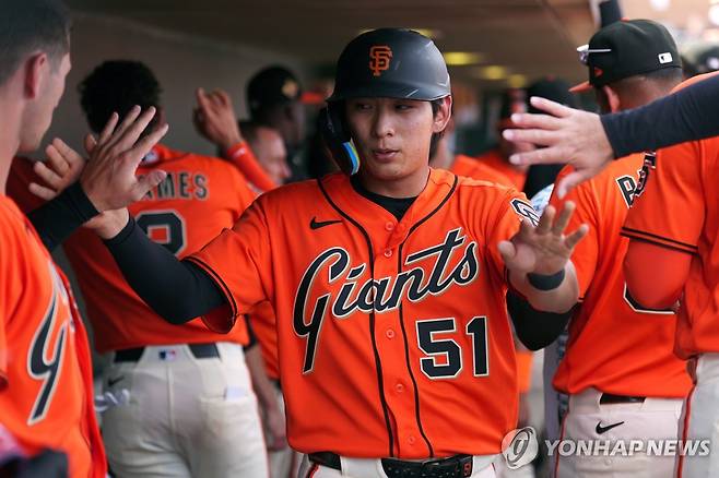 “첫 홈런 터졌다!” 이정후, 3타수 2안타 1홈런…김혜성도 1타점 맹활약