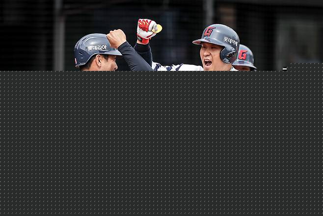 롯데, 4년 만의 1위 '매직넘버 1'…2만 관중 앞 한화 10-6 격파→'80억 포수' 부활 연타석포 '쾅쾅' [부산:스코어]