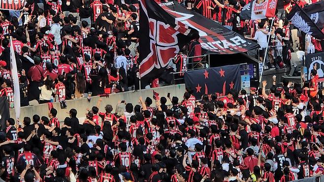 서울 팬들, 5-0 역사적 대승에 세 번이나 등을 돌렸다! 이례적 세 차례 포즈난 응원에 상암벌은 축제의 장 [IS상암]