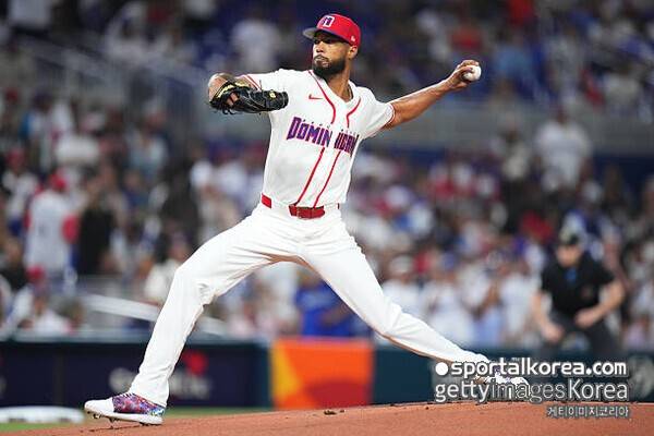 [오피셜] '한국에 콜드게임패 대굴욕 선사' 도미니카 출신 좌완 에이스 산체스, 필라델피아와 2033년까지 연장 계약