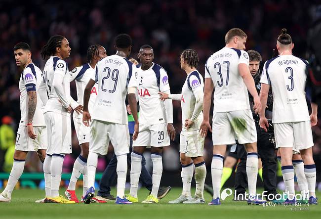 '강등 위기 맞나?' 유로파리그 우승급 분위기…토트넘 팬들, 거리 뒤덮은 뜨거운 환대