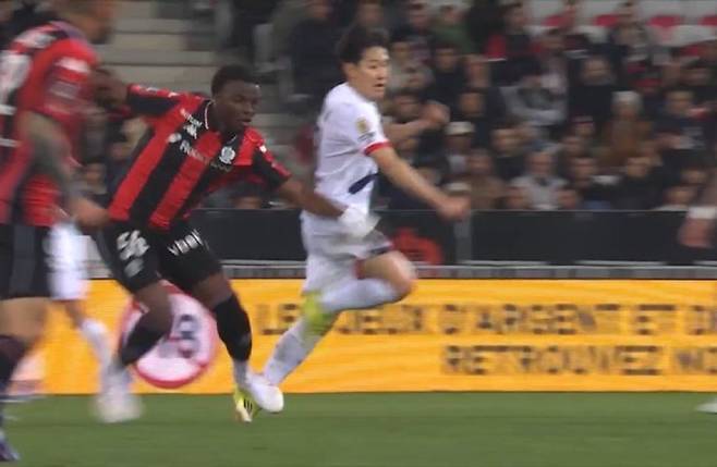 이강인 외마디 비명, PSG 감독 깜짝 놀랐다…아킬레스건 찍혀 대폭발→발목 다쳐 왼발 붕대+절뚝