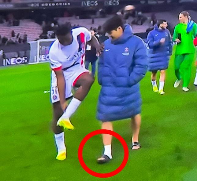 이강인 외마디 비명, PSG 감독 깜짝 놀랐다…아킬레스건 찍혀 대폭발→발목 다쳐 왼발 붕대+절뚝