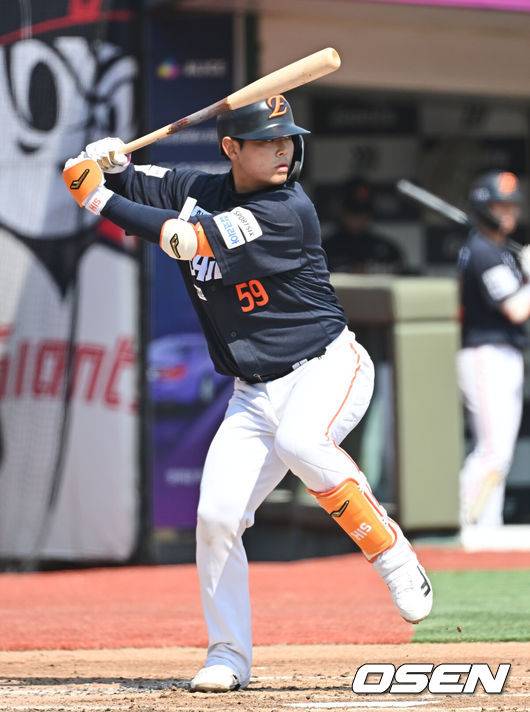 '와, 홈런 1위' 54억 안방마님 자리 빼앗나…'4연타석 홈런' 거포 포수 심상치 않다